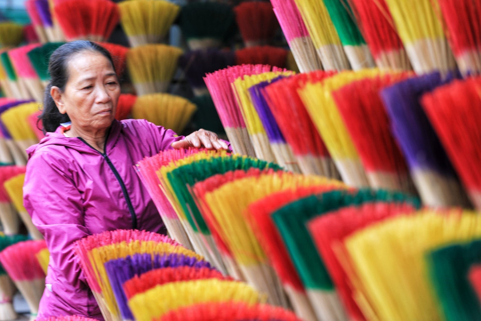 Ngày xưa, hương chỉ có hai màu nâu và đỏ, nay họ tìm cách nhuộm nhiều màu cho hương thêm phong phú và bắt mắt. (Ảnh: Thành Đạt/TTXVN)
