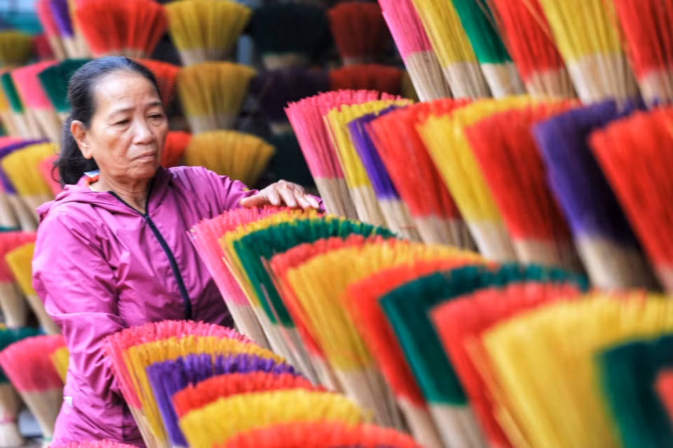Ngày xưa, hương chỉ có hai màu nâu và đỏ, nay họ tìm cách nhuộm nhiều màu cho hương thêm phong phú và bắt mắt. (Ảnh: Thành Đạt/TTXVN)