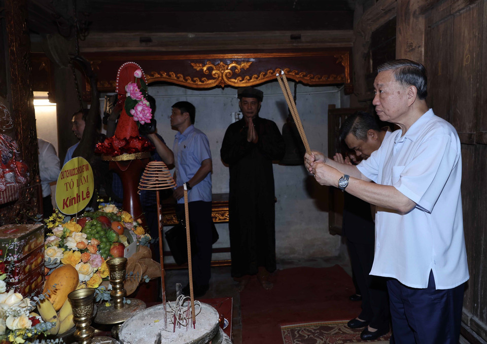 Chủ tịch nước Tô Lâm dâng hương tưởng nhớ Đức Vua Ngô Quyền tại thôn Cam Lâm. (Ảnh: Nhan Sáng/TTXVN)