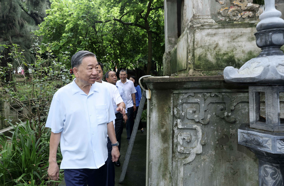 Chủ tịch nước Tô Lâm tham quan Lăng Đức Vua Ngô Quyền tại thôn Cam Lâm. (Ảnh: Nhan Sáng/TTXVN)