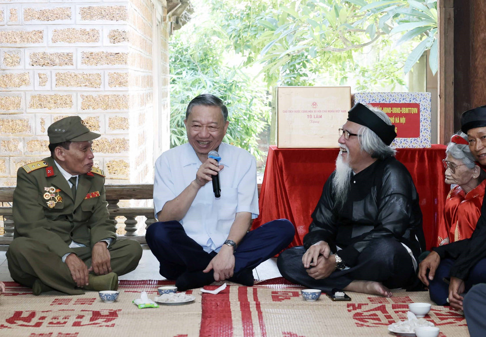 Chủ tịch nước Tô Lâm thăm hỏi, nói chuyện thân mật với các tầng lớp nhân dân tại đình Mông Phụ, làng cổ Đường Lâm. (Ảnh: Nhan Sáng/TTXVN)