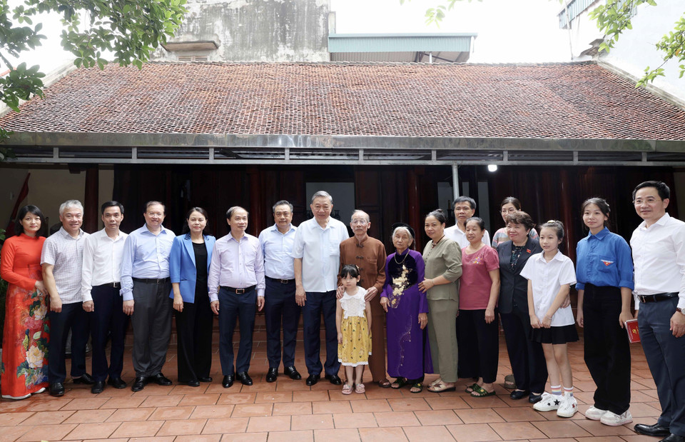 Chủ tịch nước Tô Lâm thăm gia đình ông Giang Vĩnh Phúc (4 thế hệ) tại thôn Mông Phụ, làng cổ Đường Lâm. (Ảnh: Nhan Sáng/TTXVN)