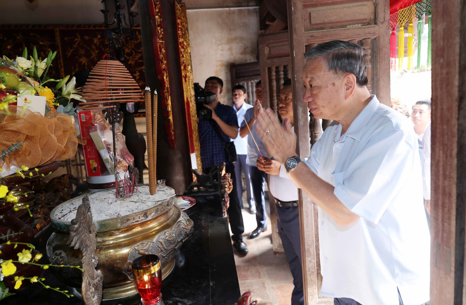 Chủ tịch nước Tô Lâm dâng hương tưởng nhớ Bố Cái Đại Vương Phùng Hưng tại Đền thờ Vua Phùng Hưng tại thôn Cam Lâm. (Ảnh: Nhan Sáng/TTXVN)