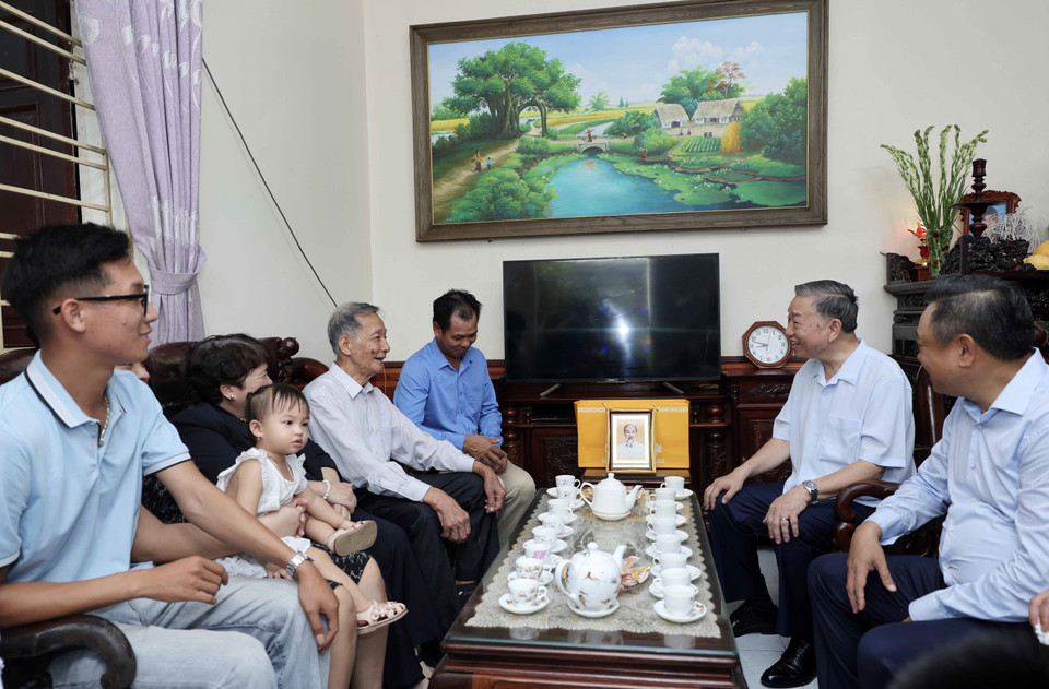 Chủ tịch nước Tô Lâm thăm gia đình ông Kiều Văn Quốc (4 thế hệ) tại thôn Mông Phụ, làng cổ Đường Lâm. (Ảnh: Nhan Sáng/TTXVN)