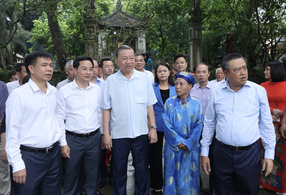 Chủ tịch nước Tô Lâm tham quan Lăng Đức Vua Ngô Quyền tại thôn Cam Lâm. (Ảnh: Nhan Sáng/TTXVN)