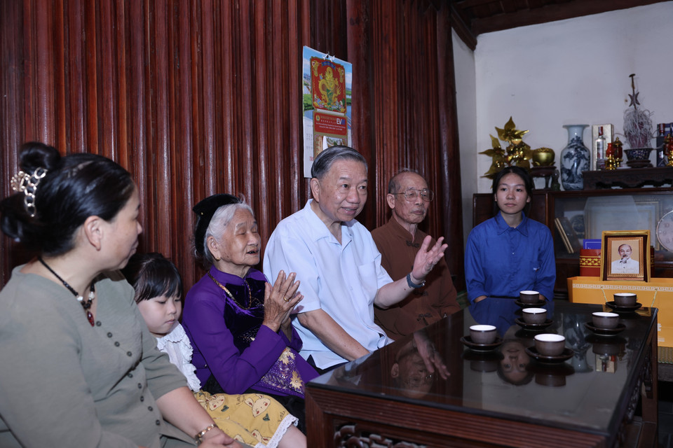 Chủ tịch nước Tô Lâm thăm gia đình ông Giang Vĩnh Phúc (4 thế hệ) tại thôn Mông Phụ, làng cổ Đường Lâm. (Ảnh: Nhan Sáng/TTXVN)