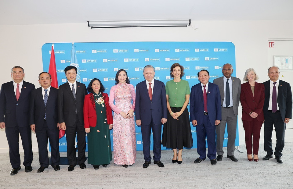 Tổng Bí thư, Chủ tịch nước Tô Lâm và Tổng Giám đốc UNESCO Audrey Azoulay chụp ảnh chung với các đại biểu.(Ảnh: Trí Dũng/TTXVN)