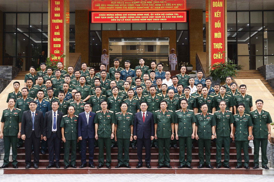 Chủ tịch Quốc hội Vương Đình Huệ với đại biểu. (Ảnh: Doãn Tấn/TTXVN)