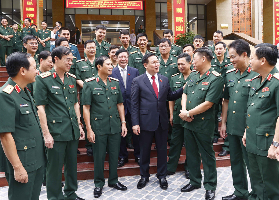 Chủ tịch Quốc hội Vương Đình Huệ với đại biểu và học viên của Học viện Quốc phòng. (Ảnh: Doãn Tấn/TTXVN)