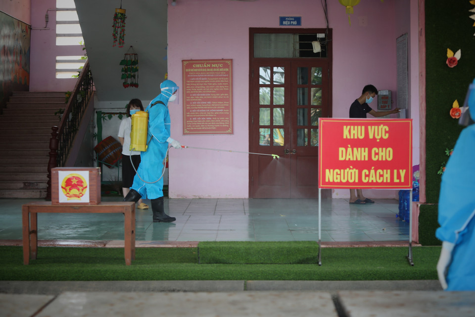 Phun khử khuẩn khu vực bỏ phiếu tại khu cách ly có 86 người là F1, tại Trường mầm non Song Vân, xã Song Vân, huyện Tân Yên, Bắc Giang. (Ảnh: Danh Lam/TTXVN)