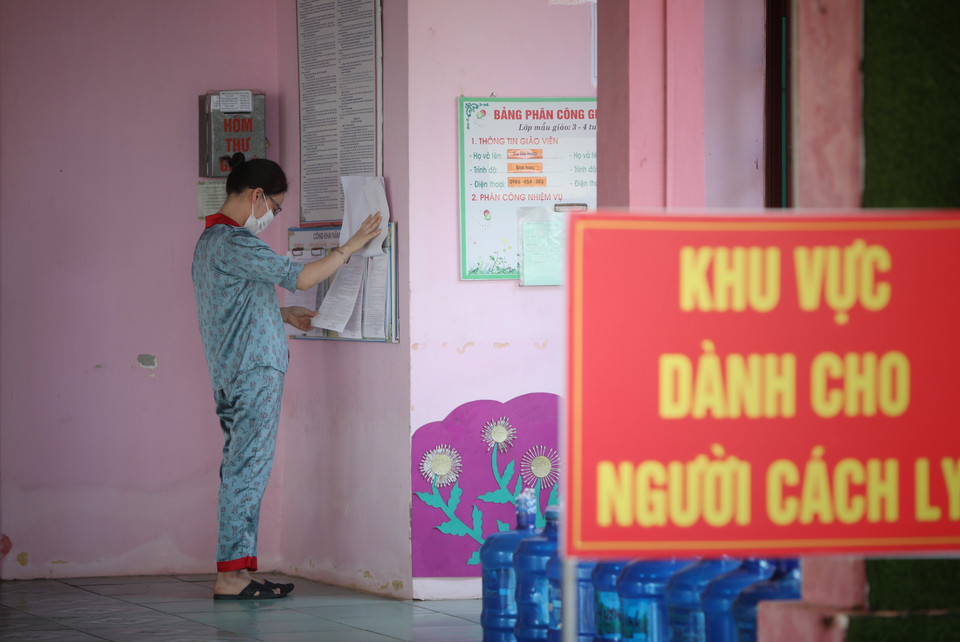 Phun khử khuẩn khu vực bỏ phiếu tại khu cách ly có 86 người là F1, tại Trường mầm non Song Vân, xã Song Vân, huyện Tân Yên, Bắc Giang. (Ảnh: Danh Lam/TTXVN)