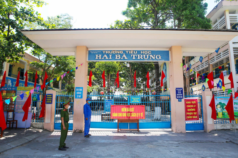 Các lực lượng chức năng túc trực đảm bảo an toàn, an ninh trật tự tại một điểm bầu cử cho khu vực cách ly trên địa bàn Đà Nẵng. (Ảnh: Trần Lê Lâm/TTXVN)