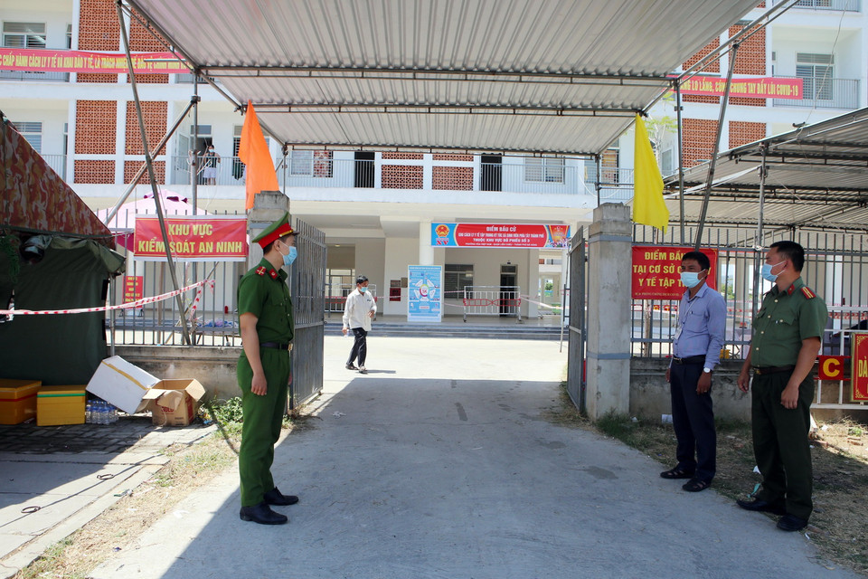 Các lực lượng chức năng túc trực đảm bảo an toàn, an ninh trật tự tại một điểm bầu cử cho khu vực cách ly trên địa bàn Đà Nẵng. (Ảnh: Trần Lê Lâm/TTXVN)