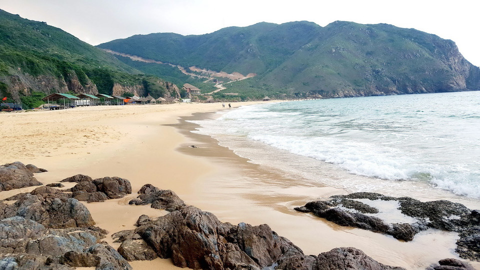 Kỳ Co lộng lẫy với bờ cát vàng mịn màng trải dài bên chân sóng. (Ảnh: Nguyên Linh/TTXVN)