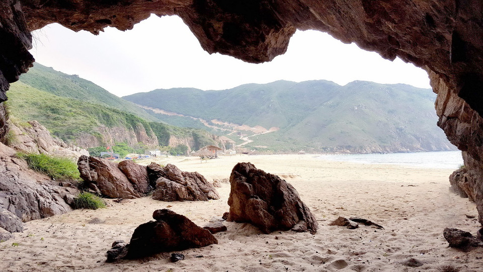 Bãi biển Kỳ Co với vẻ đẹp hoang sơ. (Ảnh: Nguyên Linh/TTXVN)