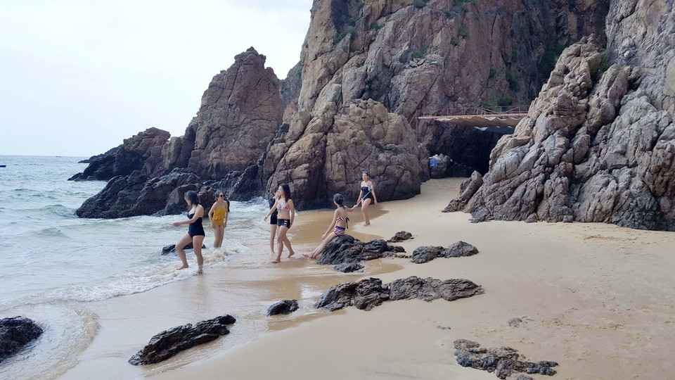 Bãi tắm Kỳ Co với những dãy núi đâm thẳng ra biển tạo thành những cột sóng, hốc đá tuyệt đẹp. (Ảnh: Nguyên Linh/TTXVN)