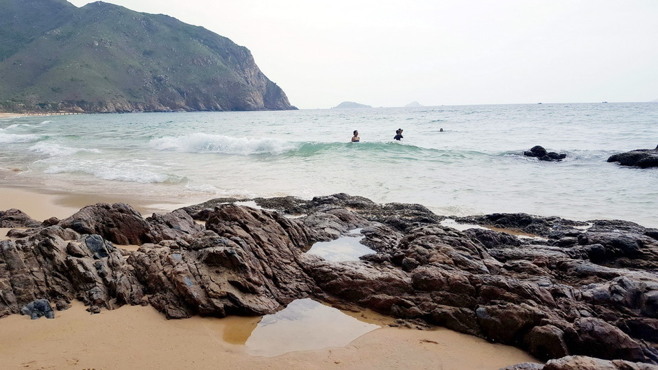 Bãi biển Kỳ Co với vẻ đẹp hoang sơ. (Ảnh: Nguyên Linh/TTXVN)