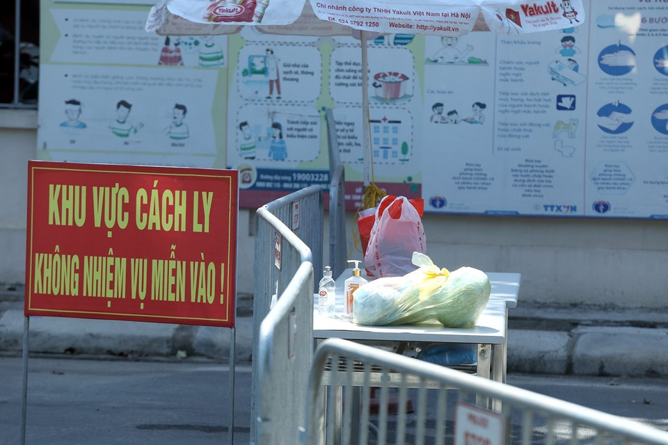 Điểm tập kết nhu yếu phẩm do các gia đình tiếp tế tại khu cách ly tập trung Tiểu học Xuân Phương. (Ảnh: Phan Tuấn Anh/TTXVN)