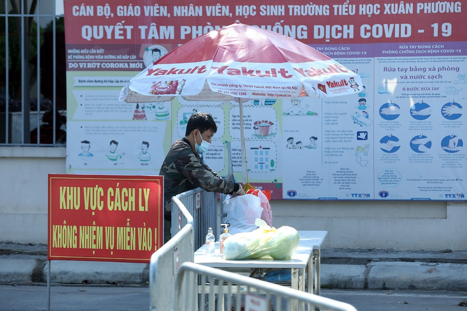 Nhu yếu phẩm được đặt đúng nơi quy định. (Ảnh: Phan Tuấn Anh/TTXVN)