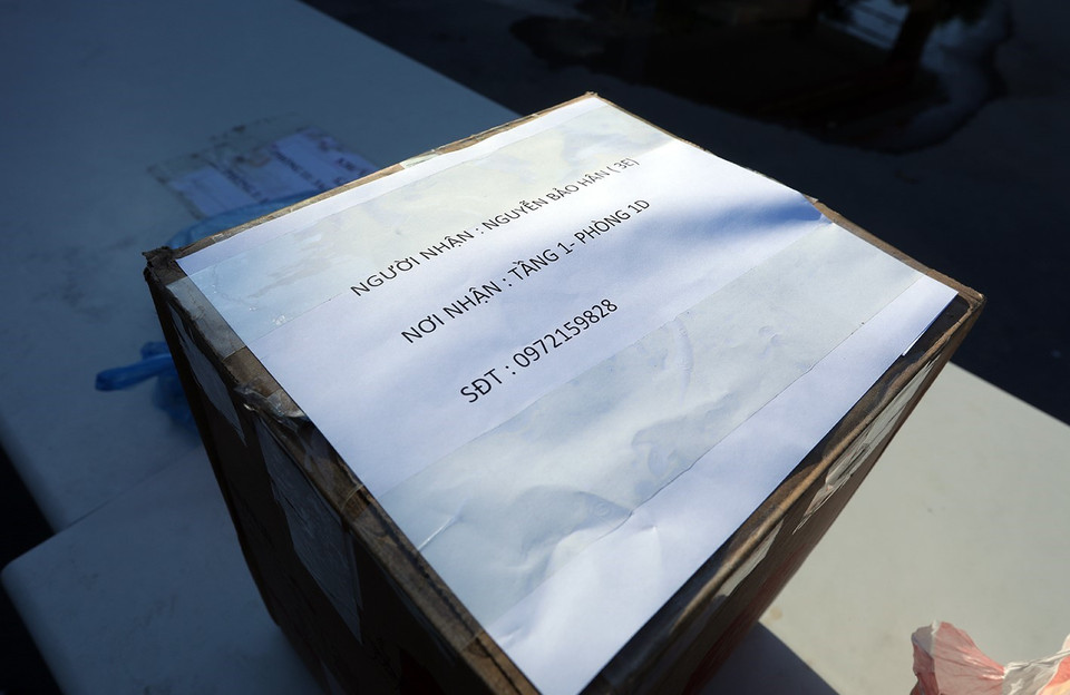 Nhu yếu phẩm được đóng gói cẩn thận và ghi tên theo quy định. (Ảnh: Phan Tuấn Anh/TTXVN)