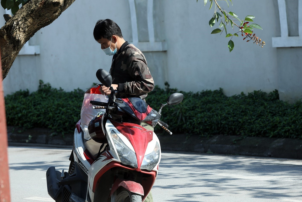 Một phụ huynh mang nhu yếu phẩm đến khu cách ly. (Ảnh: Phan Tuấn Anh/TTXVN)