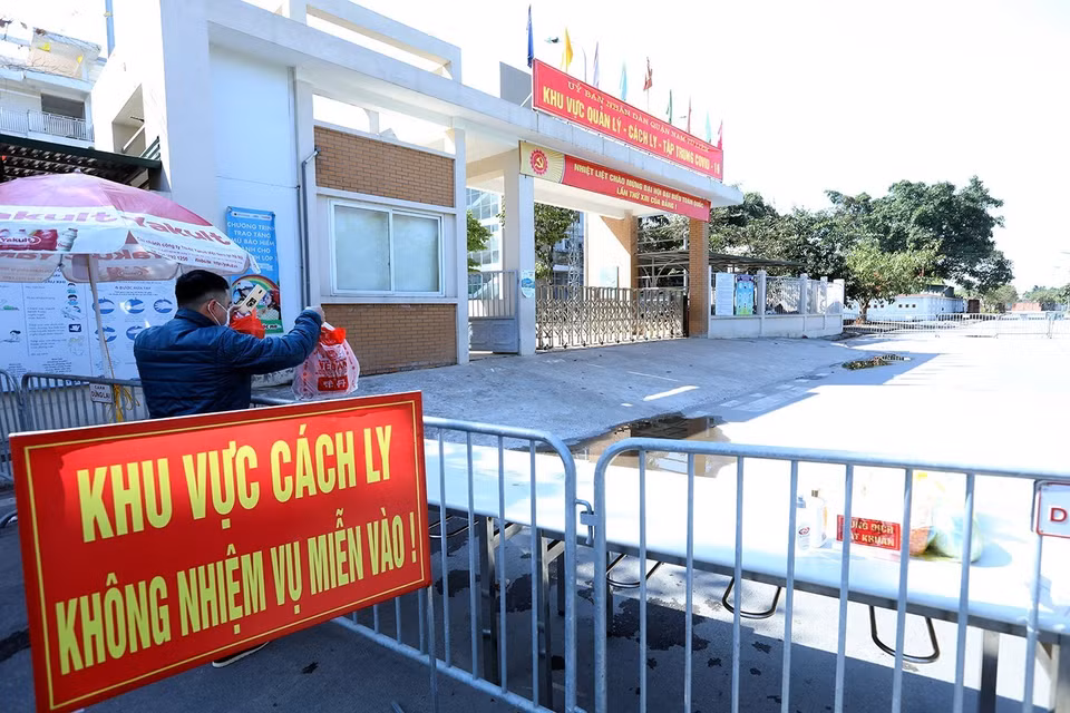 Khu cách ly tập trung Tiểu học Xuân Phương thực hiện tốt quy chế phòng chống dịch. (Ảnh: Phan Tuấn Anh/TTXVN)