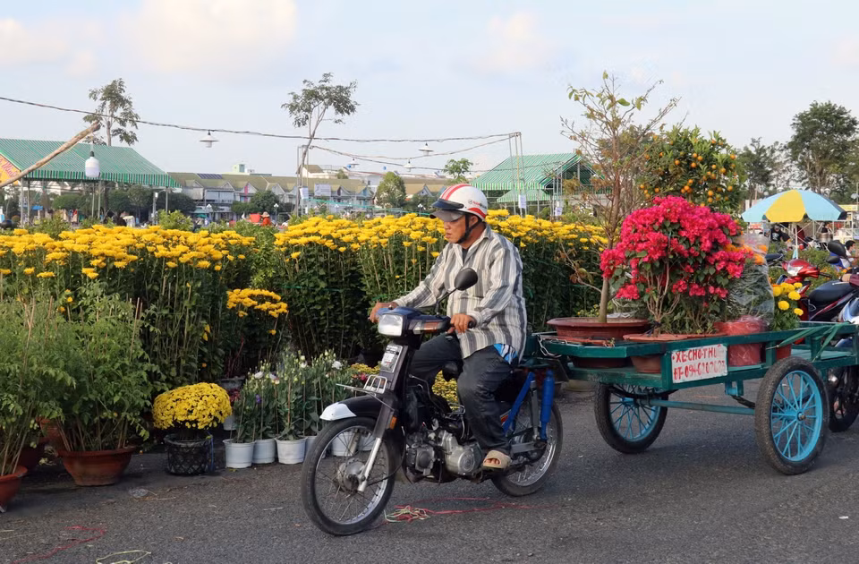 Một điểm bán hoa Tết tại thành phố Rạch Giá (Kiên Giang). (Ảnh: Lê Huy Hải/TTXVN)
