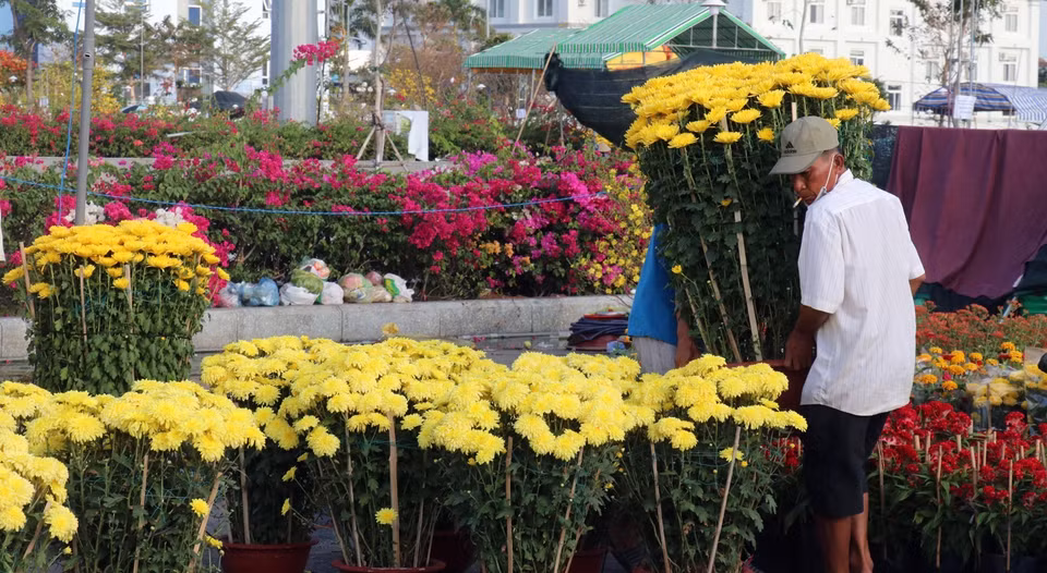 Điểm bán hoa Tết tại khu lấn biển bên bờ biển Tây, thành phố Rạch Giá (Kiên Giang). (Ảnh: Lê Huy Hải/TTXVN)