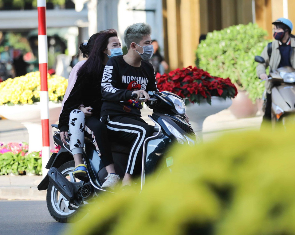 Một bộ phận giới trẻ thường xuyên chủ quan, không thực hiện đội mũ bảo hiểm khi điều khiển và ngồi trên xe gắn máy (ảnh chụp lúc 16h, ngày 10/2/2021 trên phố Ngô Quyền, Hà Nội). (Ảnh: Thanh Tùng/TTXVN)