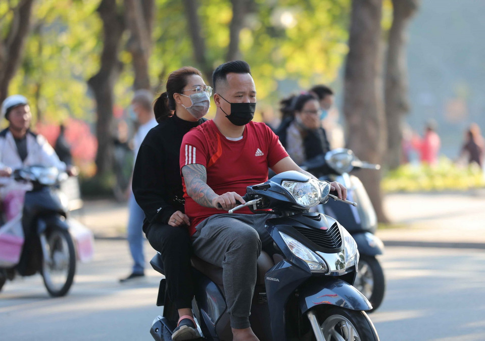 Nhiều người dân không đội mũ bảo hiểm khi tham gia giao thông với tâm lý 'nghỉ Tết' nên lực lượng cảnh sát giao thông sẽ không kiểm tra. (Ảnh: Thanh Tùng/TTXVN)
