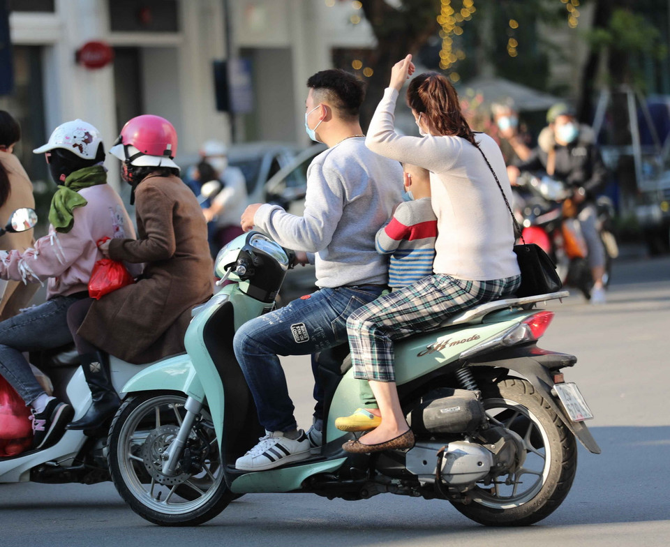 Kỳ nghỉ Tết mới bắt đầu, mỗi người dân cần tự giác nâng cao ý thức đội mũ bảo hiểm khi tham gia thông để có một cái Tết an toàn, ấm áp bên người thân. (Ảnh: Thanh Tùng/TTXVN)