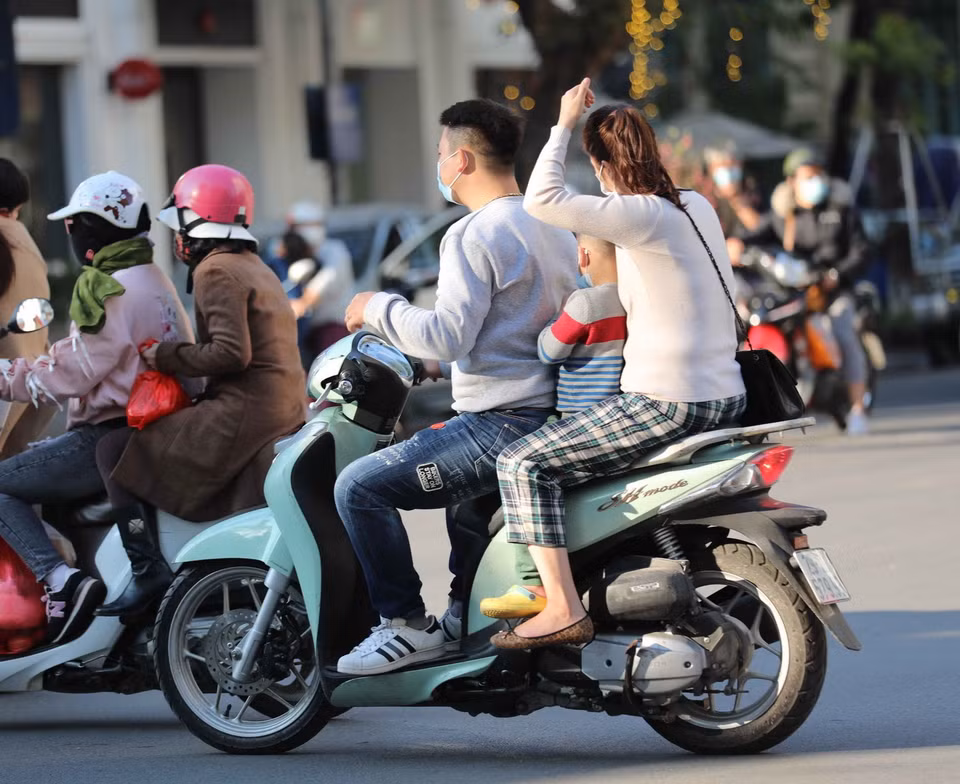 Kỳ nghỉ Tết mới bắt đầu, mỗi người dân cần tự giác nâng cao ý thức đội mũ bảo hiểm khi tham gia thông để có một cái Tết an toàn, ấm áp bên người thân. (Ảnh: Thanh Tùng/TTXVN)