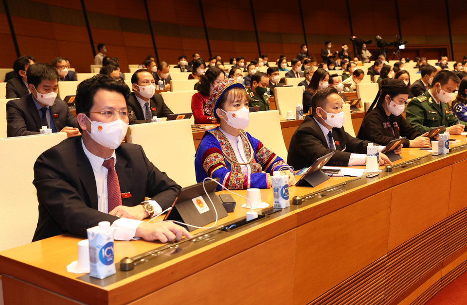 Đại biểu Quốc hội biểu quyết thông qua Nghị quyết về dự toán ngân sách nhà nước năm 2022. (Ảnh: Trọng Đức/TTXVN)