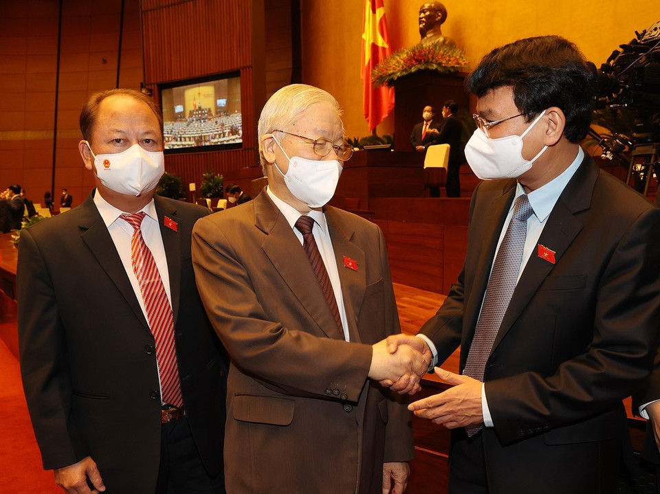 Tổng Bí thư Nguyễn Phú Trọng với các đại biểu Quốc hội dự bế mạc Kỳ họp thứ hai, Quốc hội khóa XV. (Ảnh: Trí Dũng/TTXVN)