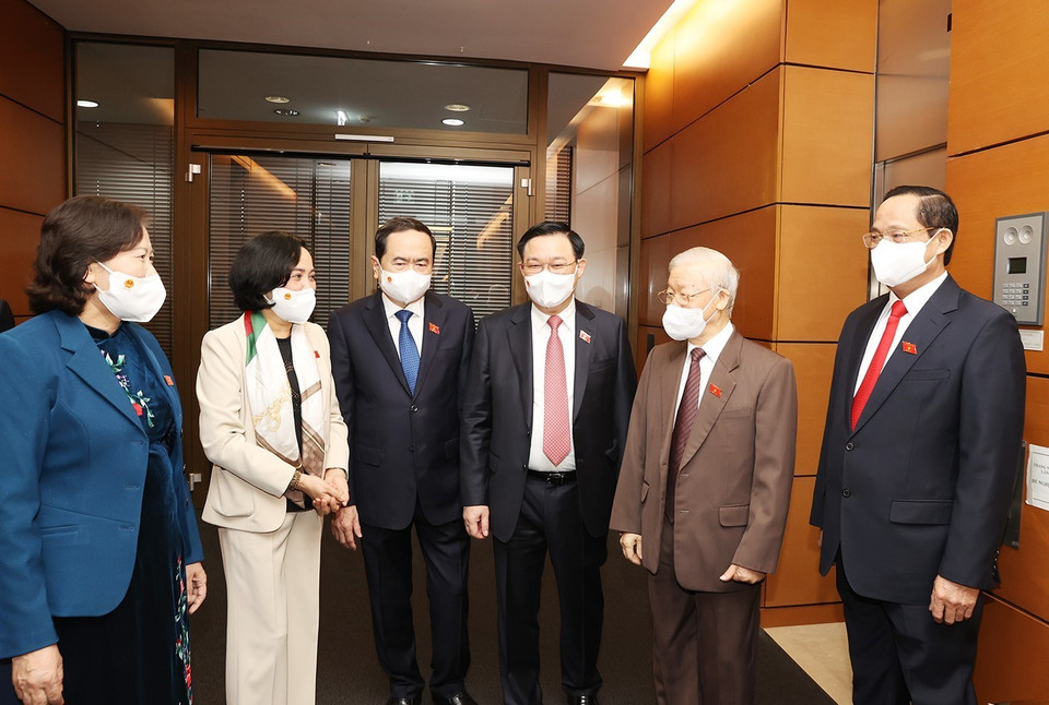 Tổng Bí thư Nguyễn Phú Trọng với các đại biểu Quốc hội dự bế mạc Kỳ họp thứ hai, Quốc hội khóa XV. (Ảnh: Trí Dũng/TTXVN)