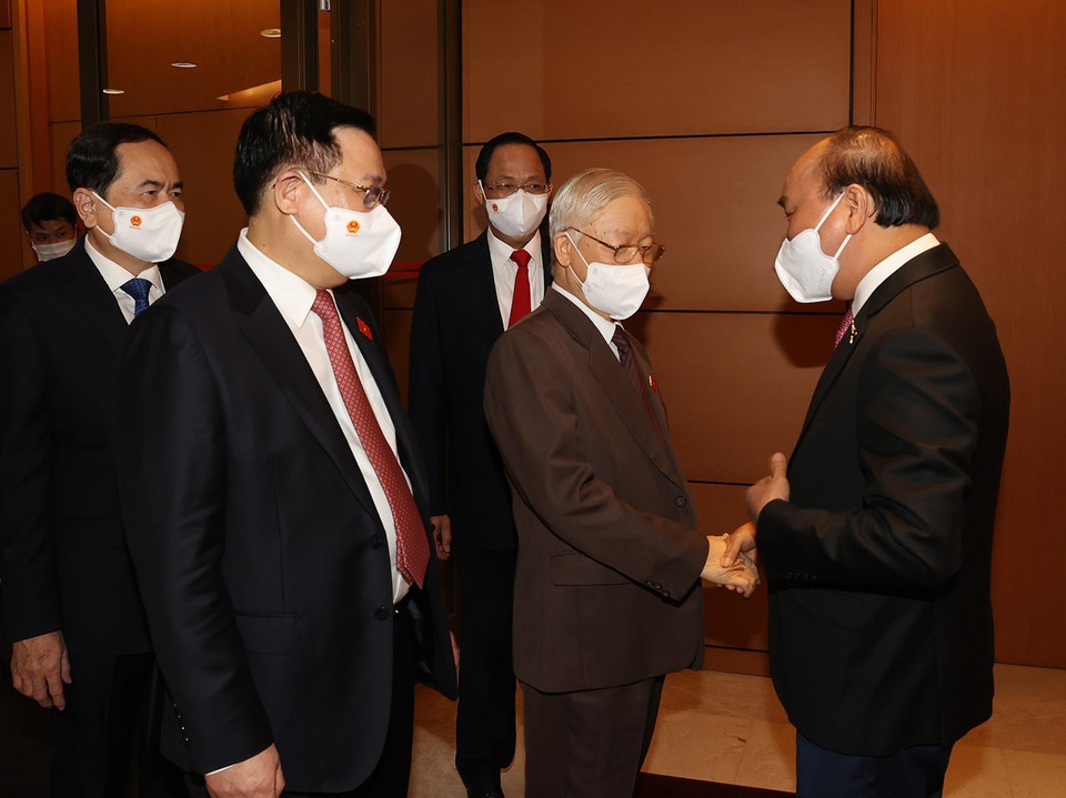 Tổng Bí thư Nguyễn Phú Trọng, Chủ tịch nước Nguyễn Xuân Phúc, Chủ tịch Quốc hội Vương Đình Huệ với các đại biểu dự phiên bế mạc Kỳ họp thứ hai, Quốc hội khóa XV. (Ảnh: Trí Dũng/TTXVN)