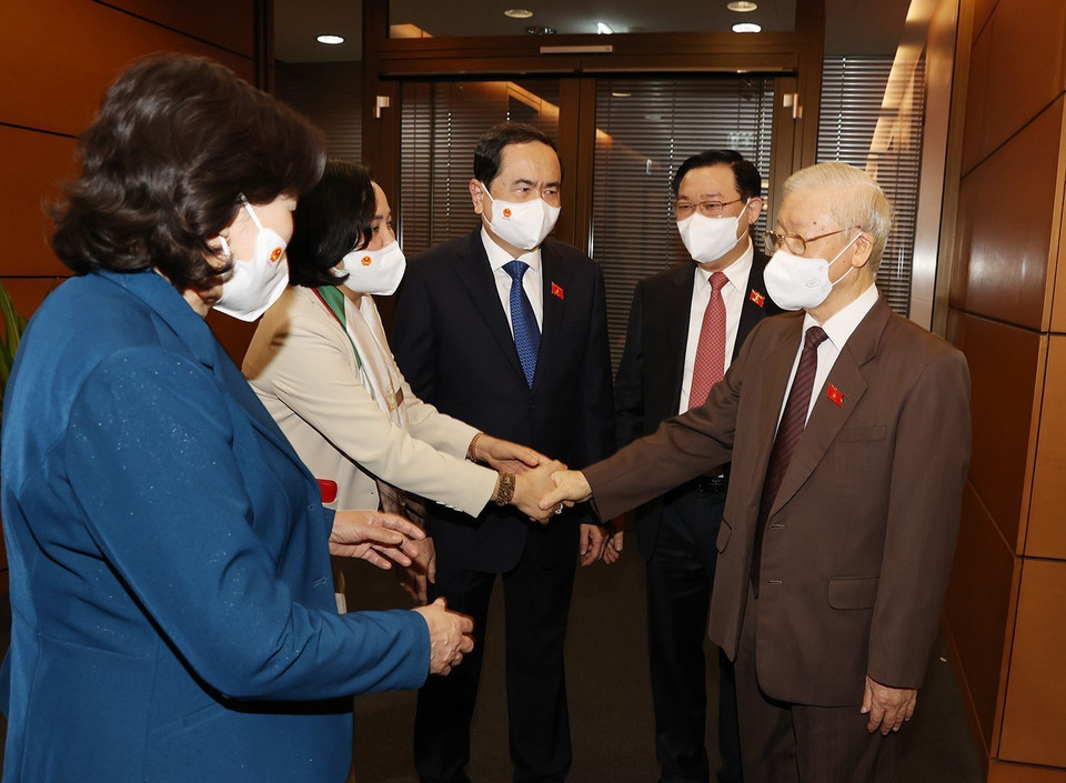 Tổng Bí thư Nguyễn Phú Trọng với các đại biểu Quốc hội dự bế mạc Kỳ họp thứ hai, Quốc hội khóa XV. (Ảnh: Trí Dũng/TTXVN)