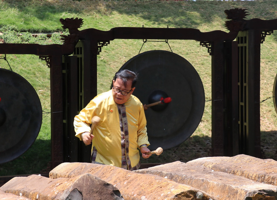 Nghệ nhân trình diễn đánh đàn đá tại Khu Bảo tồn Văn hóa dân tộc S’tiêng sóc Bom Bo. (Ảnh: Nhật Bình/TTXVN)