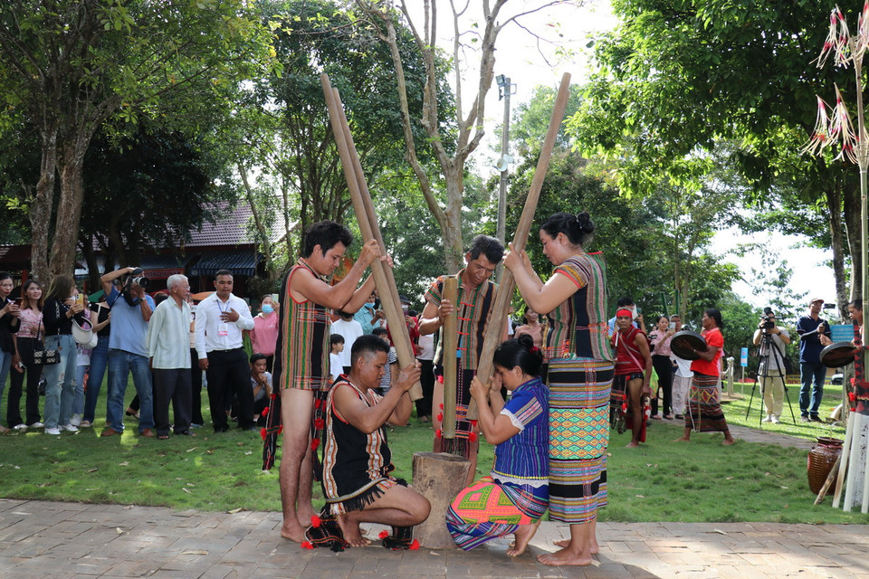 Tái hiện hình ảnh giã gạo nuôi quân của đồng bào S’tiêng sóc Bom Bo. (Ảnh: Nhật Bình/TTXVN)