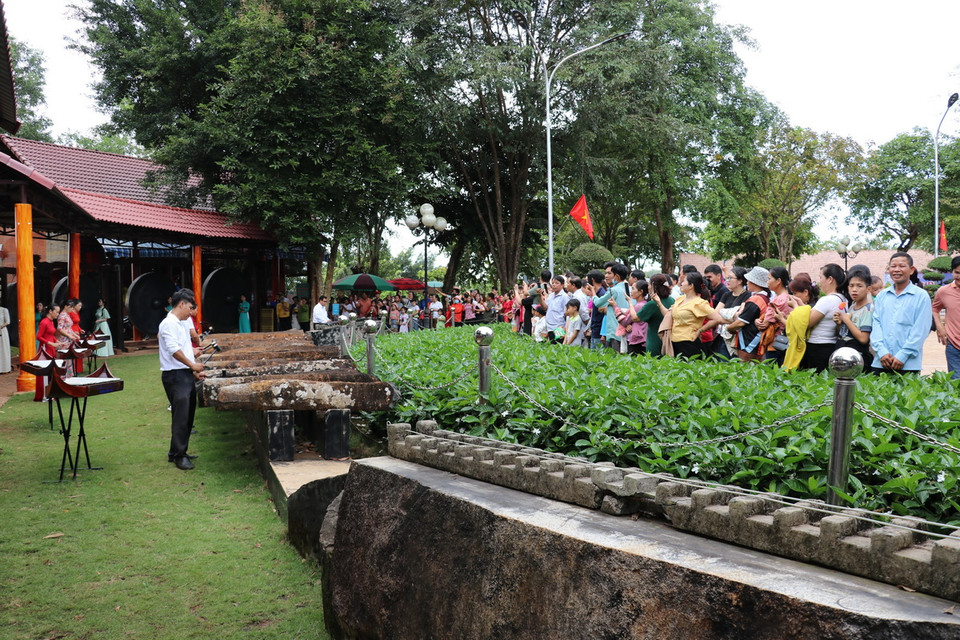 Du khách thưởng thức đàn đá do các nghệ nhận người S’tiêng biểu diễn tại Khu Bảo tồn Văn hóa dân tộc S’tiêng sóc Bom Bo. (Ảnh: Nhật Bình/ TTXVN)