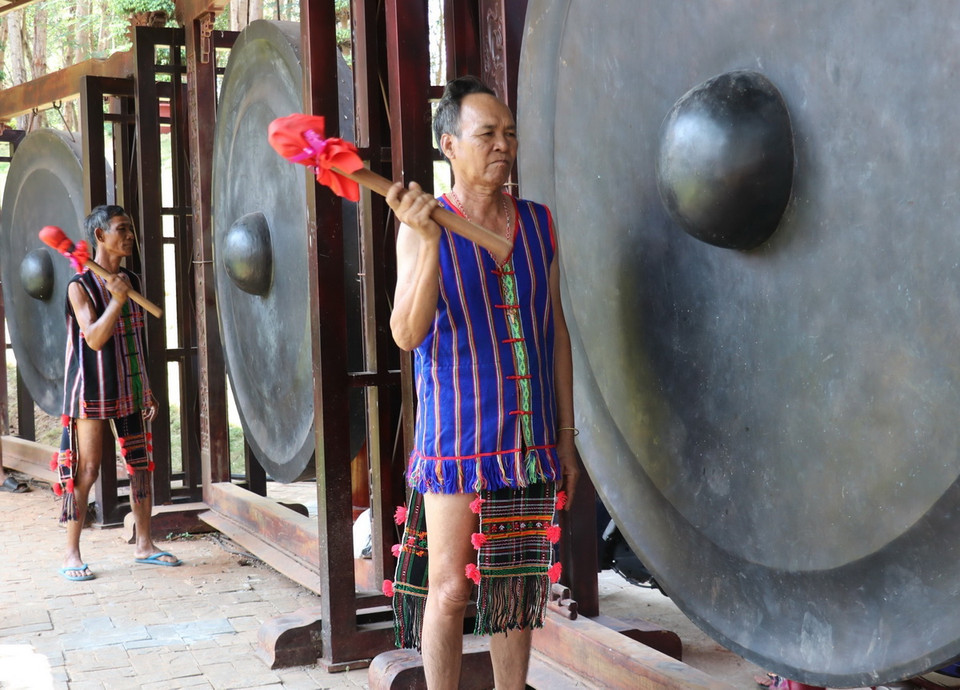Các nghệ nhân trình diễn đánh cồng chiêng tại Khu Bảo tồn Văn hóa dân tộc S’tiêng sóc Bom Bo. (Ảnh: Nhật Bình/TTXVN)