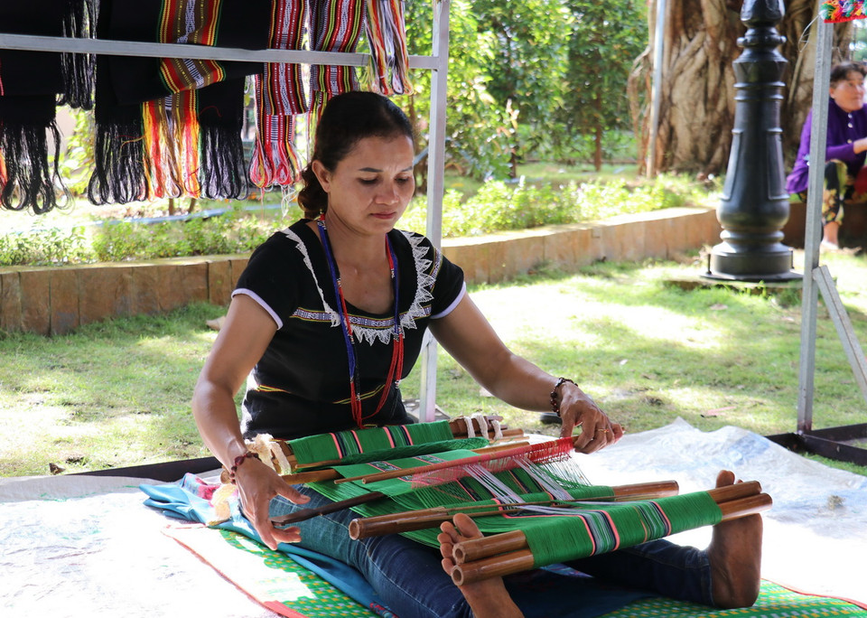 Nghệ nhân đồng bào dân tộc S’tiêng trình diễn dệt thổ cẩm tại Khu Bảo tồn Văn hóa dân tộc S’tiêng sóc Bom Bo. (Ảnh: Nhật Bình/TTXVN)