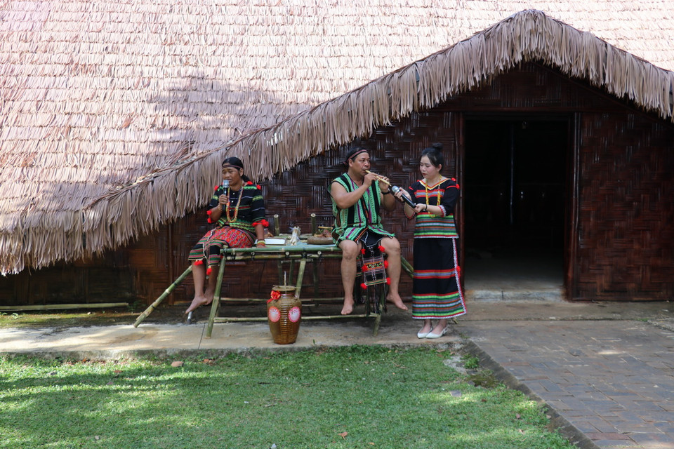 Hát sử thi kết hợp với biểu diễn nhạc cụ dân tộc là một trong những nghi thức không thể thiếu trong Lễ hội Kết bạn cộng đồng của đồng bào dân tộc S’tiêng được trình diễn tại Khu Bảo tồn Văn hóa dân tộc S’tiêng sóc Bom Bo. (Ảnh: Nhật Bình/TTXVN)