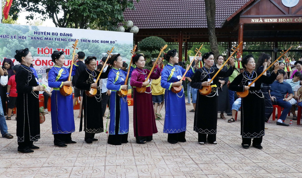 Đồng bào dân tộc thiểu số trình diễn nghệ thuật tại Khu Bảo tồn Văn hóa dân tộc S’tiêng sóc Bom Bo. (Ảnh: Nhật Bình/TTXVN)