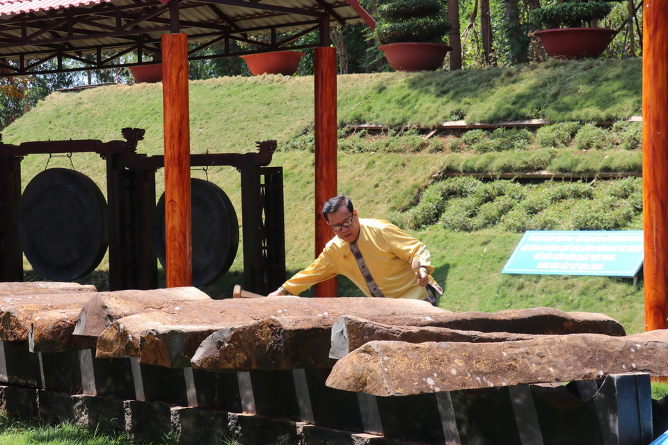 Nghệ nhân trình diễn đánh đàn đá tại Khu Bảo tồn Văn hóa dân tộc S’tiêng sóc Bom Bo. (Ảnh: Nhật Bình/TTXVN)