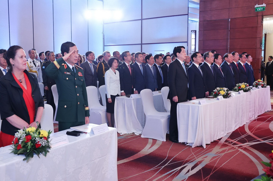 Chủ tịch nước Lương Cường và các đại biểu thực hiện nghi thức chào cờ. (Ảnh: Lâm Khánh/TTXVN)