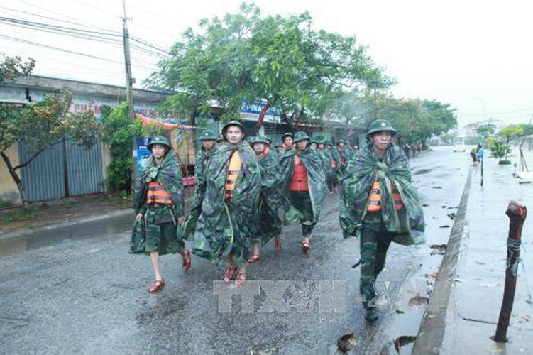 Cán bộ chiến sỹ Bộ Chỉ huy Quân sự TP Hải Phòng ứng trực giúp dân phòng tránh bão số 1 tại phường Ngọc Hải, quận Đồ Sơn. Ảnh chụp 12 giờ ngày 24/6. (Ảnh: Lâm Khánh/TTXVN)