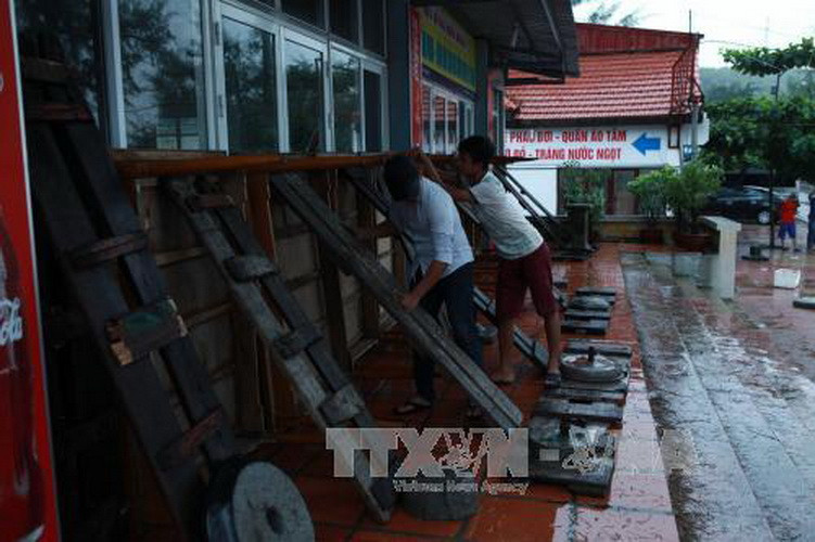 Người dân ở Đồ Sơn, Hải Phòng gia cố nhà cửa. (Ảnh: Lâm Khánh/TTXVN)