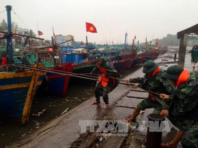 Cán bộ chiến sỹ Bộ Chỉ huy Quân sự TP hải Phòng giúp ngư dân phường Ngọc Hải, quận Đồ Sơn (TP Hải Phòng) neo giữ tàu thuyền vào tránh bão số 1. Ảnh chụp 12 giờ ngày 24/6. (Ảnh: Lâm Khánh/TTXVN)