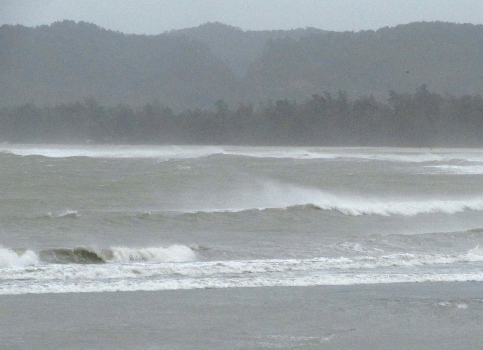 Mưa và sóng lớn của bão số 1 đang ảnh hưởng trực tiếp vào huyện đảo Cô Tô. (Ảnh: Thu Hằng-Thu Báu/TTXVN)